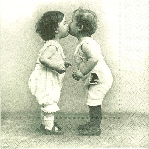 Zwei Kinder - Zarte Romanze Kuss