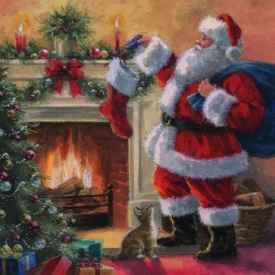 Weihnachtsmann platziert Geschenke in Strümpfen